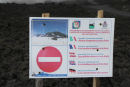Man kan ikke komme helt op til kanten af hovedkrateret på Etna. Den er stadig aktiv, og der stiger svovldampe op fra krateret.