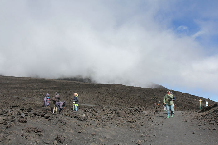 Vejret på toppen af Etna varierede konstant. Skyerne drev ind over os i meget lav højde.

