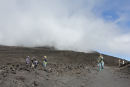 Vejret på toppen af Etna varierede konstant. Skyerne drev ind over os i meget lav højde.

