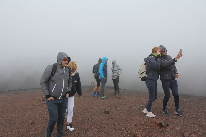 I perioder var der ikke megen sigt på toppen af Etna. Det var meget begrænset, hvad vi kunne se af omgivelserne.