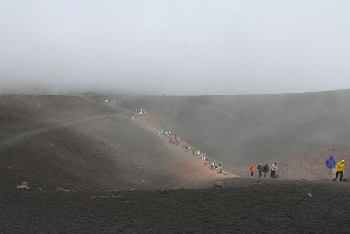 Etna består af ca. 200 kratere. Dem, man er sikker på ikke kommer i udbrud igen, har man lov til at gå rundt om. 