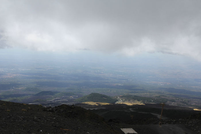 Da vi kom lidt ned fra toppen af Etna, kom vi under skyerne, der dækkede toppen, og vi fik et view ud over landskabet rundt om Etna.