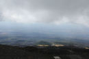 Da vi kom lidt ned fra toppen af Etna, kom vi under skyerne, der dækkede toppen, og vi fik et view ud over landskabet rundt om Etna.
