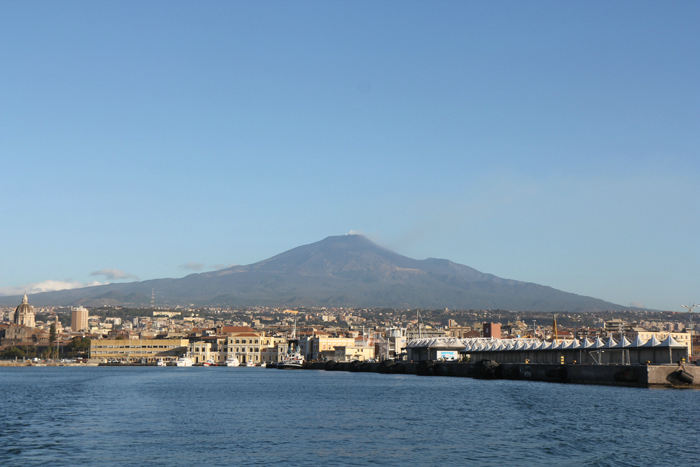 Vi forlader her havnen i Catania en flot morgen med fin udsigt op til Etna. Der var mange dage, hvor vi ikke så toppen af vulkanen på grund af skyer.