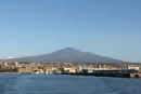 Vi forlader her havnen i Catania en flot morgen med fin udsigt op til Etna. Der var mange dage, hvor vi ikke så toppen af vulkanen på grund af skyer.
