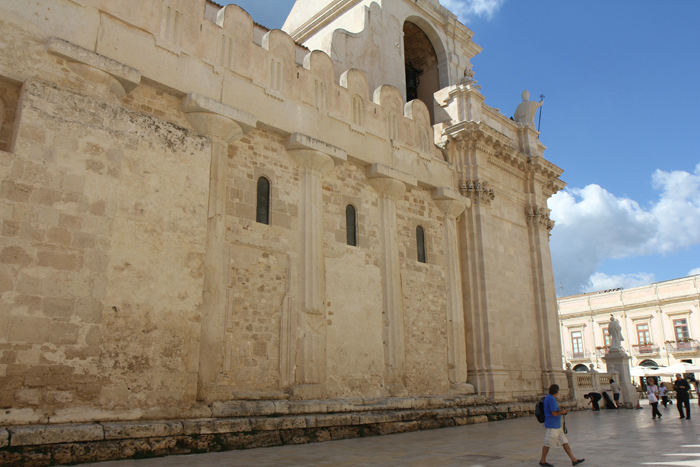 Domkirken i Siracusa er bygget over et gammelt græsk tempel. Man kan se de gamle søjler fra templet i murene rundt om domkirken.