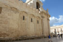 Domkirken i Siracusa er bygget over et gammelt græsk tempel. Man kan se de gamle søjler fra templet i murene rundt om domkirken.