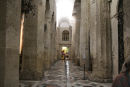 Søjlerne fra det gamle græske tempel, som domkirken i Siracusa er bygget over, ses tydeligt inde i kirken.