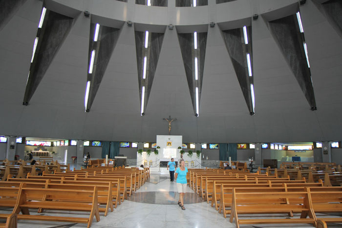 Den nye kirke Santuario della Madonna della Lacrime i Siracusa, set indefra.