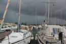 De meget mørke skyer hang lavt over Marina di Marzamemi, der ligger på SØ spidsen af Sicilien. Det endte da også med hård vind, regn og torden, så vi blev der er par dage.  