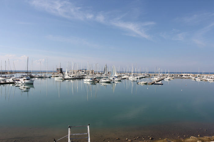 Marina di Ragusa på sydsiden af Sicilien. En forholdsvis ny og meget stor marina, hvor mange overvintrer i deres både, og hvor mange efterlader båden for vinteren.