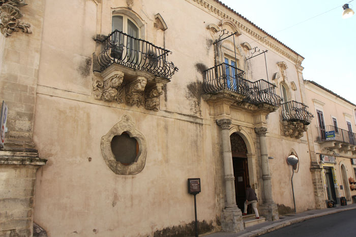 På vor tur rundt i Ragusa kom vi forbi Palazzo Zacco, der er indrettet som museum (gratis adgang). 