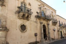 På vor tur rundt i Ragusa kom vi forbi Palazzo Zacco, der er indrettet som museum (gratis adgang). 
