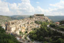 Udsigten fra den gamle bydel i Ragusa ud/ned over den tredje bydel – Ibla.