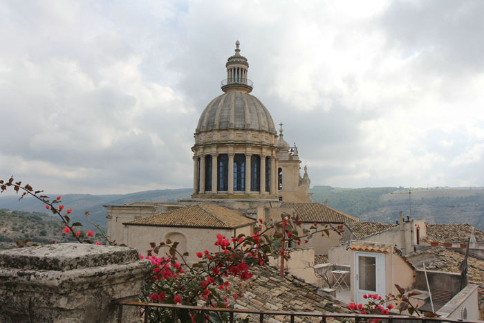 Kuplen på Duomo di San Giorgio i Ragusa bydelen Ibla, set oppe fra Via Solarino.  