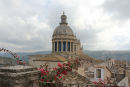 Kuplen på Duomo di San Giorgio i Ragusa bydelen Ibla, set oppe fra Via Solarino.  