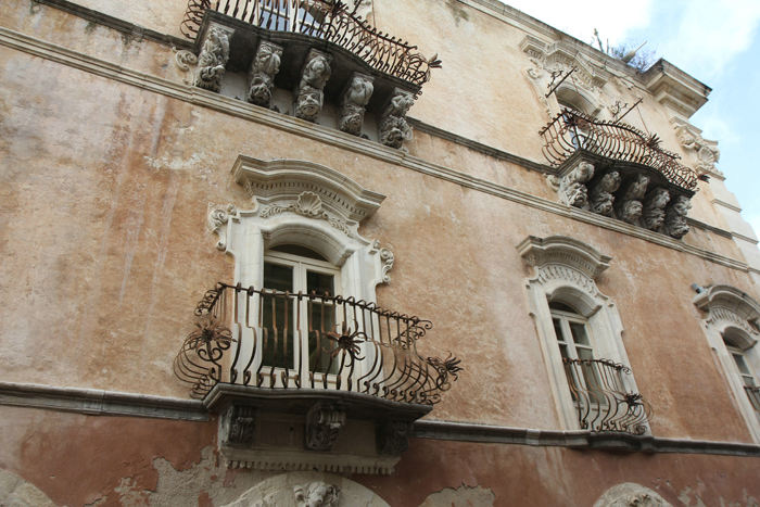 Palazzo Cosentini, der ligger i slugten mellem den gamle bydel i Ragusa og Ibla. Læg mærke til udsmykningen (hovederne) under altanerne.