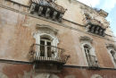 Palazzo Cosentini, der ligger i slugten mellem den gamle bydel i Ragusa og Ibla. Læg mærke til udsmykningen (hovederne) under altanerne.