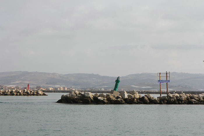 Indsejlingen til Marina di Cala del Sole i Licata på Siciliens sydkyst. Der så lidt forfaldent ud, skiltet var rustet bort, og havnefyrene trængte til at blive rettet op. Der var heller ikke lys i dem.