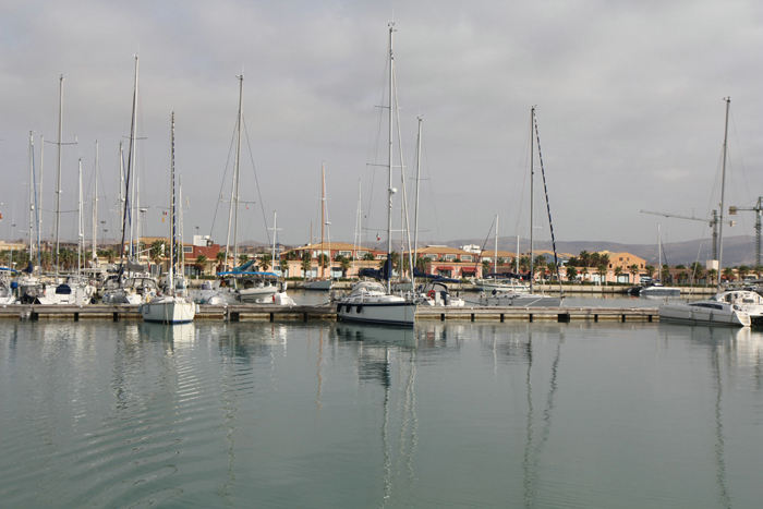 Der var meget god plads i Marina di Cala del Sole i Licata. Der er planlagt 15-20 broer - der var 4 - og på land er der planer om et utal af ferieboliger, men arbejdet er vist gået i stå.