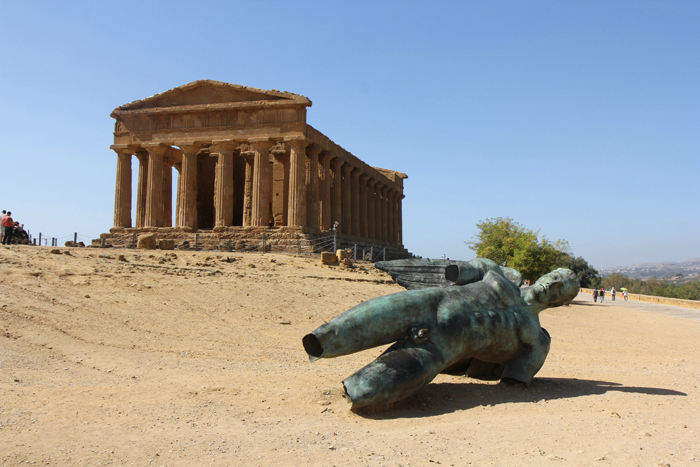 Tempio della Concordia i Templernes Dal, med den lidt amputerede skulptur i forgrunden. 
