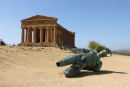 Tempio della Concordia i Templernes Dal, med den lidt amputerede skulptur i forgrunden. 