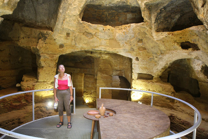 Foruden gravkamrene i klipperne mellem Tempio della Concordia og Tempio di Giunone, var der også et stort område med underjordiske gravkamre.