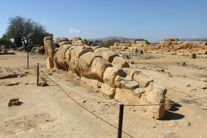 En Kouros, en af de kæmpefigurer, der efter beskrivelserne har båret taget på et af templerne i Templernes Dal.  