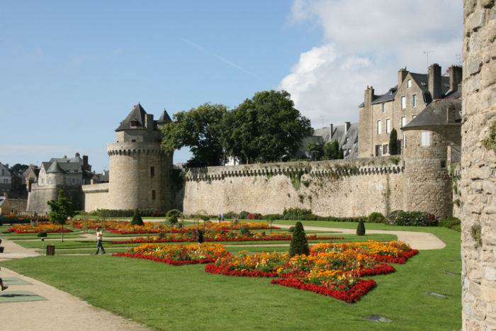 Den gamle bymur i Vannes med Jardins des Rempats og Tour du Connétable. Det var nogle fantastisk smukke blomsterbede, de havde anlagt. 