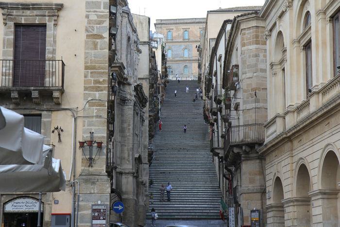 Den berømte trappe i Caltagirone, der er berømt for sin keramik. Trappen er ca. 50 m høj, har 142 trin, som er beklædt med keramiske fliser.  