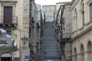 Den berømte trappe i Caltagirone, der er berømt for sin keramik. Trappen er ca. 50 m høj, har 142 trin, som er beklædt med keramiske fliser.  