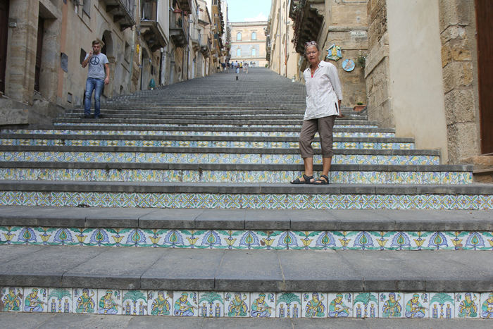 Trappen i Caltagirone, hvor forkanten af trinene er beklædt med forskellige keramiske fliser.