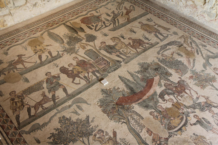 Gulvmosaikker i La Villa Romana del Casale i Piazza Armerina. Mosaikkerne er meget velbevarede og forskellige fra rum til rum. Der er 40 rum og 3.500 m2. 