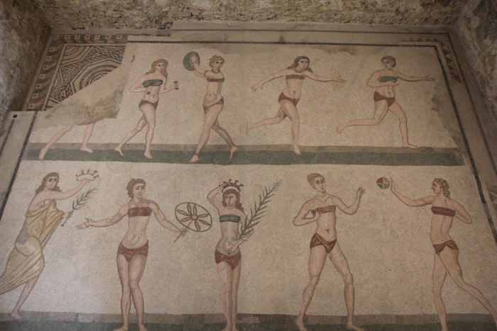 Gulvmosaikker i La Villa Romana del Casale i Piazza Armerina. Et af rummene viser billeder af piger i bikini, så bikinien er ikke en ny opfindelse. 