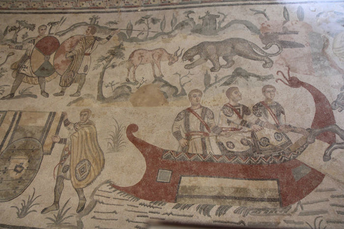 Gulvmosaikker i La Villa Romana del Casale i Piazza Armerina. Her er mosaikker fra romernes togter omkring 400 år f.Kr., hvor dyr fra forskellige lande er afbilledet.