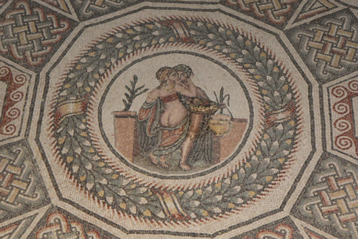 Gulvmosaikker i La Villa Romana del Casale i Piazza Armerina. Her en lidt vovet mosaik fra sovegemakkerne, et siddende samleje.  