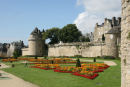 Den gamle bymur i Vannes med Jardins des Rempats og Tour du Connétable. Det var nogle fantastisk smukke blomsterbede, de havde anlagt. 