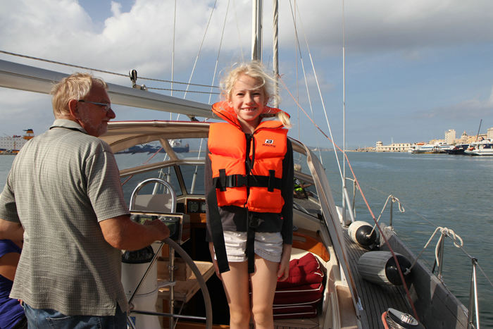 Nausikaa fik for en kort bemærkning ny besætning i Trapani, her Julie sammen med skipper. Vi var på en lille tur til Favignana. (Foto Jakob) 