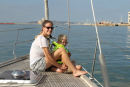 Maiken og Kasper nyder det flotte oktober vejr på vej til Favignana, en af de De Egadiske Øer (Isole Egadi). Det blev atter en tur for motor. (Foto Jakob)