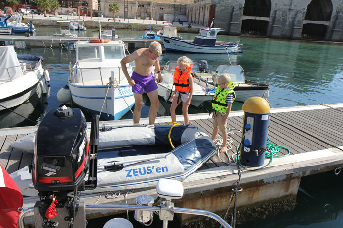 Der gik ikke lang tid, efter vi havde fortøjet i marinaen på Favignana, før Zeus’en – gummibåden - blev fundet frem og pumpet op. 