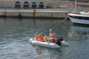Zeus’en på vej ud af havnen på Favignana, ud på nye oplevelser med Jakob, Maiken, Julie og Kasper. 