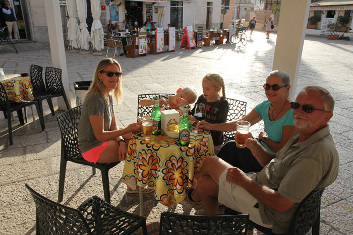 11 bajeren/isen blev indtaget på det lille torv i Favignana. Her Maiken, Kasper, Julie, skipperinden og skipper. (Foto Jakob)