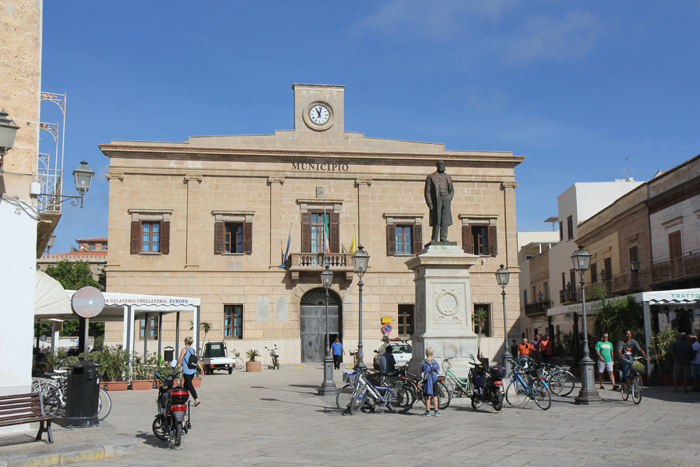 Torvet i Favignana med rådhuset i baggrunden.