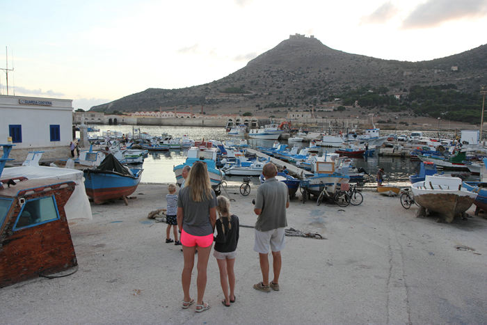Udsigten ud over havnen i Favignana med Monte Santa Caterina i baggrunden og på toppen Forte Santa Caterina. (Foto Jakob)