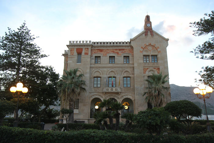 Palazzo Florio i Favignana. Florio var en stor mand, havde de store vinhuse i Marsala, samt en meget stor tunfabrik på Favignana. Fabrikken er nu kulturhus og museum.