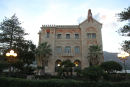 Palazzo Florio i Favignana. Florio var en stor mand, havde de store vinhuse i Marsala, samt en meget stor tunfabrik på Favignana. Fabrikken er nu kulturhus og museum.