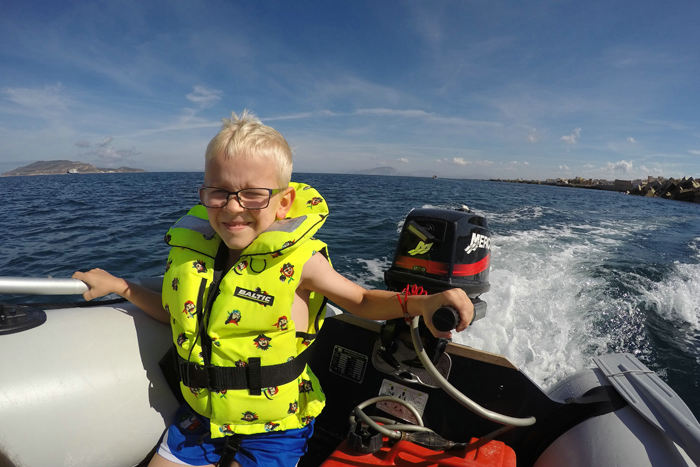 Der var lidt mere fart over feltet, da Kasper styrede. Han kender vist kun to stillinger på gashåndtaget, men det gik fint. (Foto Jakob)