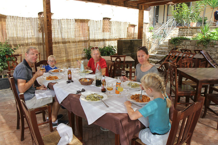 På turen til Etna sammen med Jakob og Co. gjorde vi stop for frokost på Il Baglio Antico di Maria, en hyggelig restaurant langt ude på landet.
