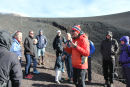 Det var helt klart, da vi nåede toppen af Etna, og vi kom med på den første guidede tur rundt på Etna. Her fortæller guiden om tidligere udbrud og viser billeder.