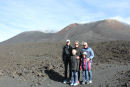 Jakob, Maiken, skipperinden, Julie og Kasper på toppen af Etna. I baggrunden hovedkrateret. Etna består af ca. 200 kratere. 